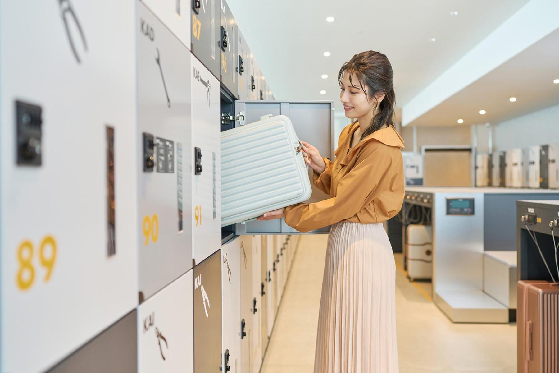 Omo Kansai Airport By Hoshino Resorts Izumisano Exterior foto A woman using a locker